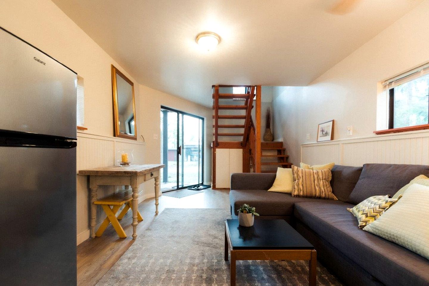 Bright Mountain Cabin Rental with Incredible Views of the Rockies, British Columbia