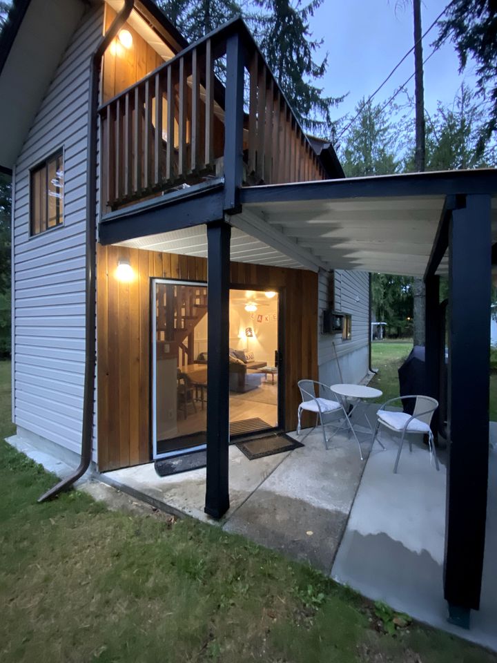 Bright Mountain Cabin Rental with Incredible Views of the Rockies, British Columbia
