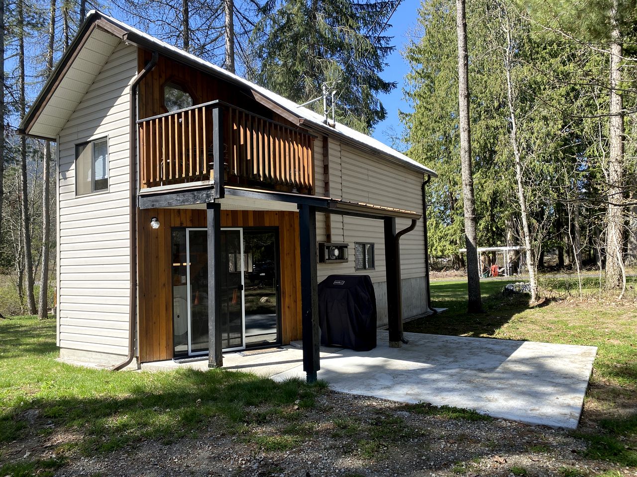 Bright Mountain Cabin Rental with Incredible Views of the Rockies, British Columbia