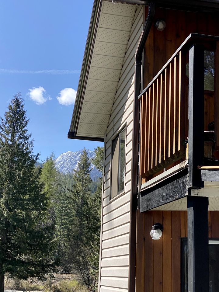 Bright Mountain Cabin Rental with Incredible Views of the Rockies, British Columbia
