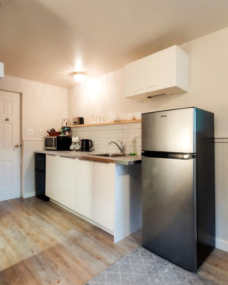 Bright Mountain Cabin Rental with Incredible Views of the Rockies, British Columbia