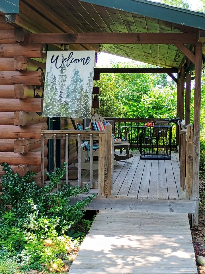 Romantic Cabin Rental for Two with a Private Hot Tub near St. Louis, Missouri