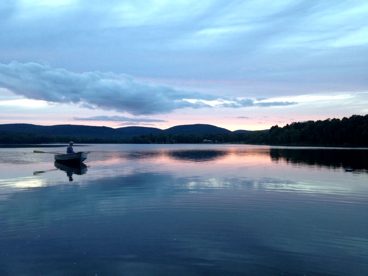 Charming Cabin with Serene Lake Views for a Family Getaway near Pittsfield, Massachusetts