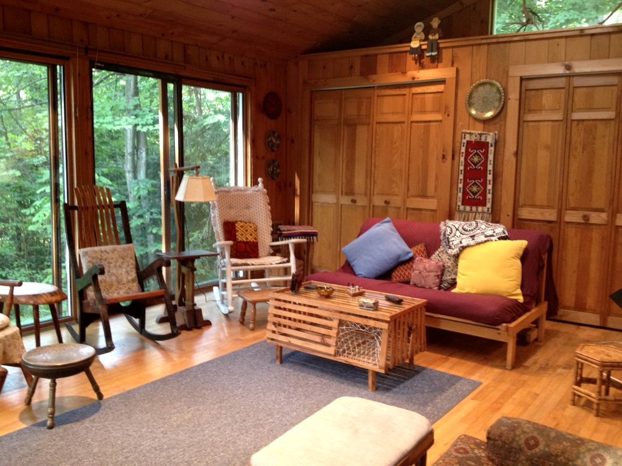 Charming Cabin with Serene Lake Views for a Family Getaway near Pittsfield, Massachusetts