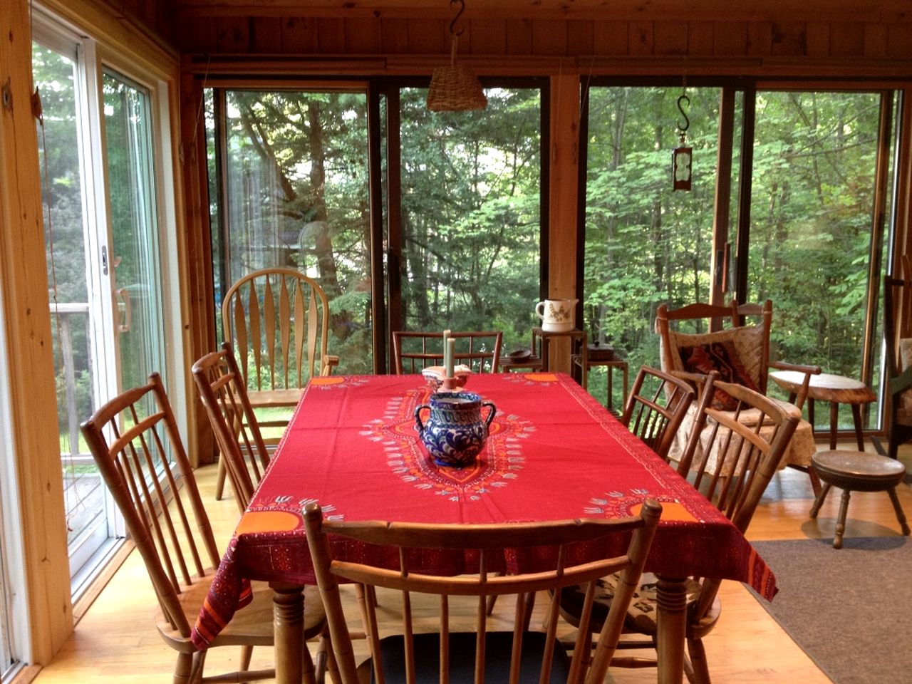 Charming Cabin with Serene Lake Views for a Family Getaway near Pittsfield, Massachusetts