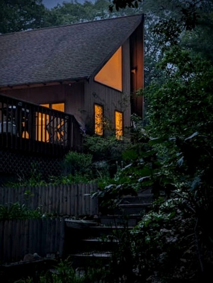 Pondside Vacation Rental with Deck and Private Beach Access in Cape Cod, Massachusetts