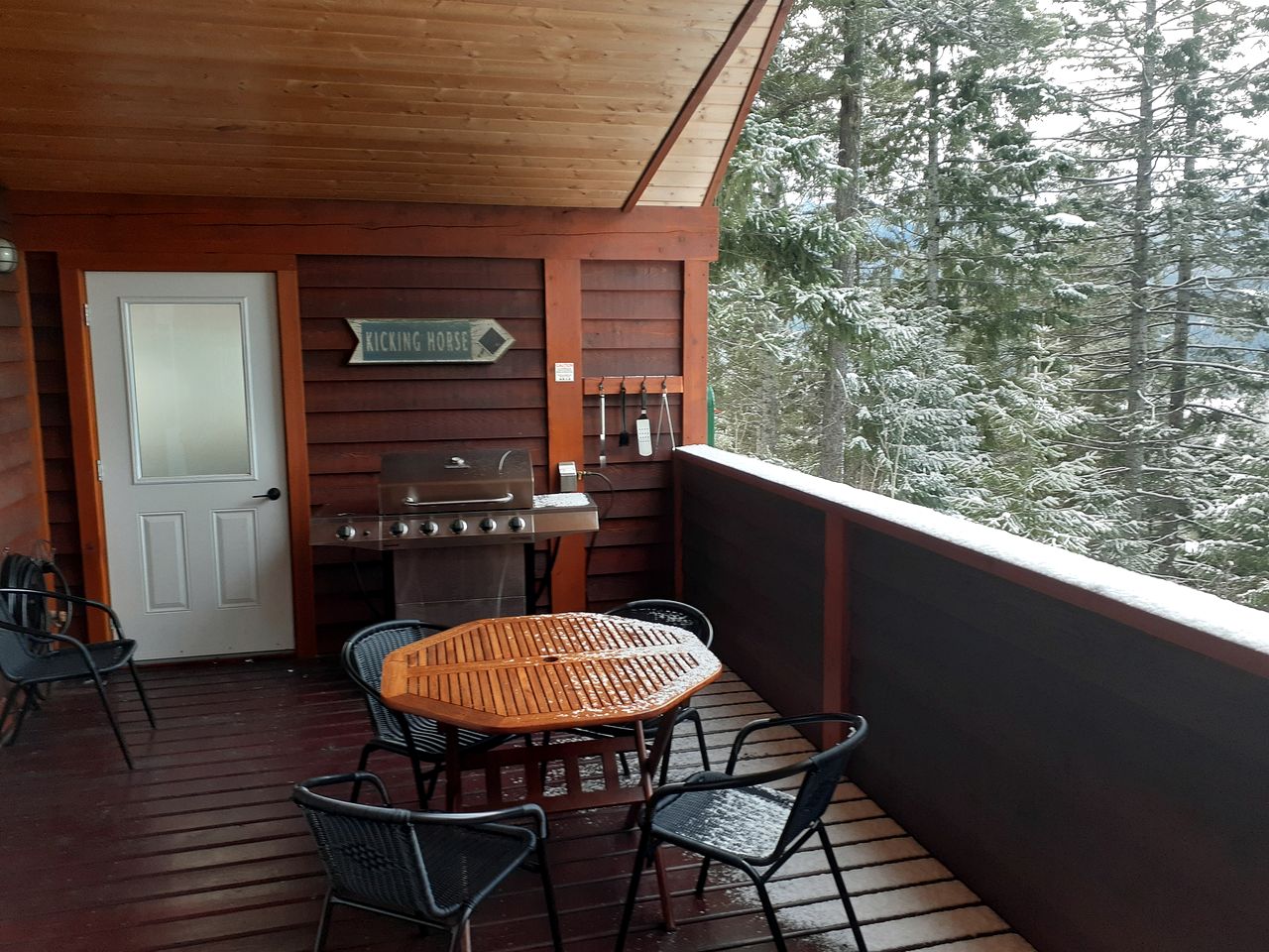 Mountain Cabin Retreat with a Hot Tub in Golden, British Columbia