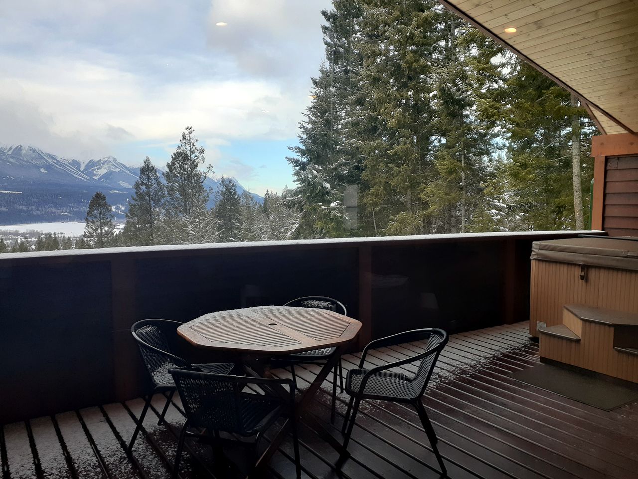 Mountain Cabin Retreat with a Hot Tub in Golden, British Columbia