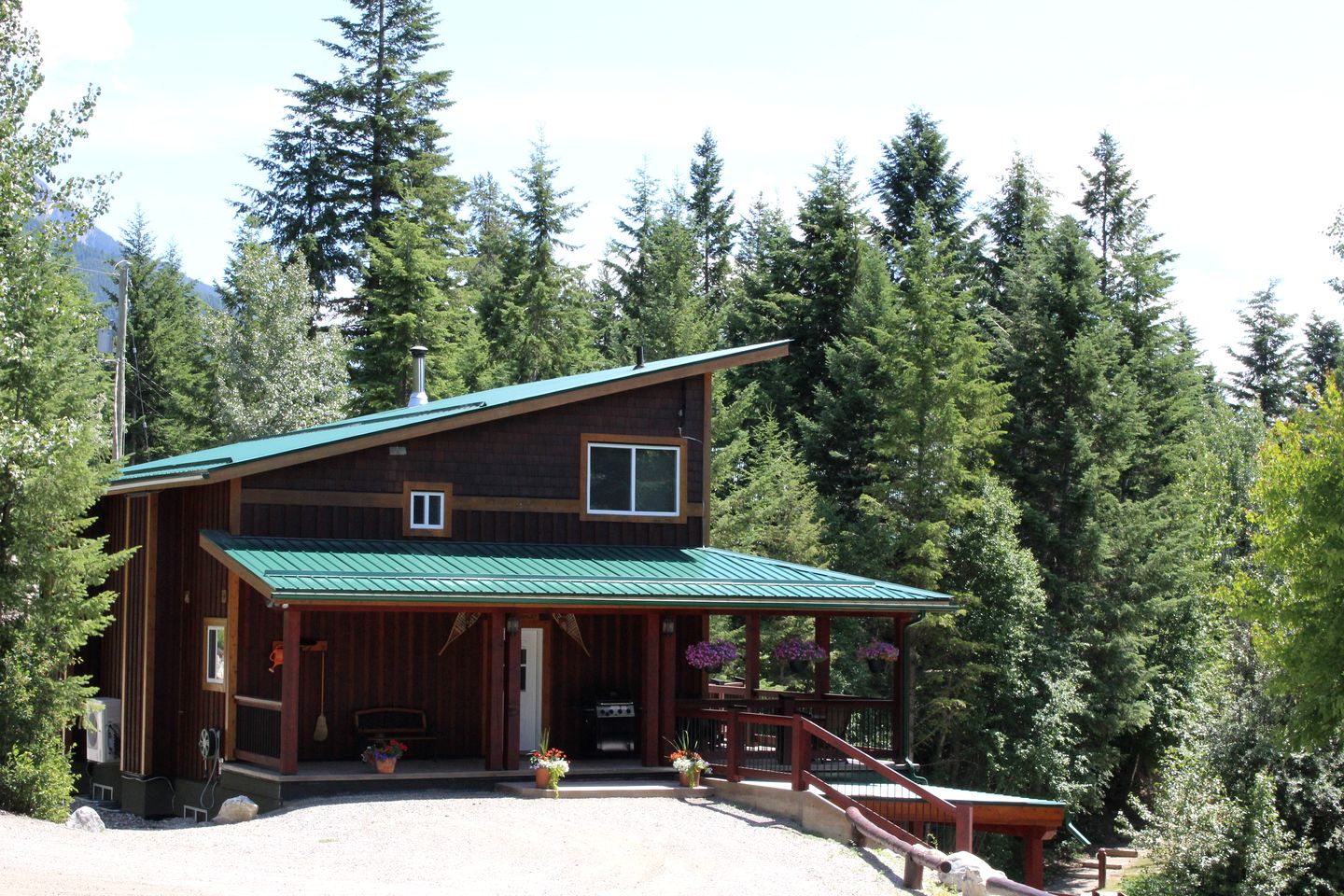 Spacious Secluded Cabin Getaway in the Rocky Mountains of British Columbia