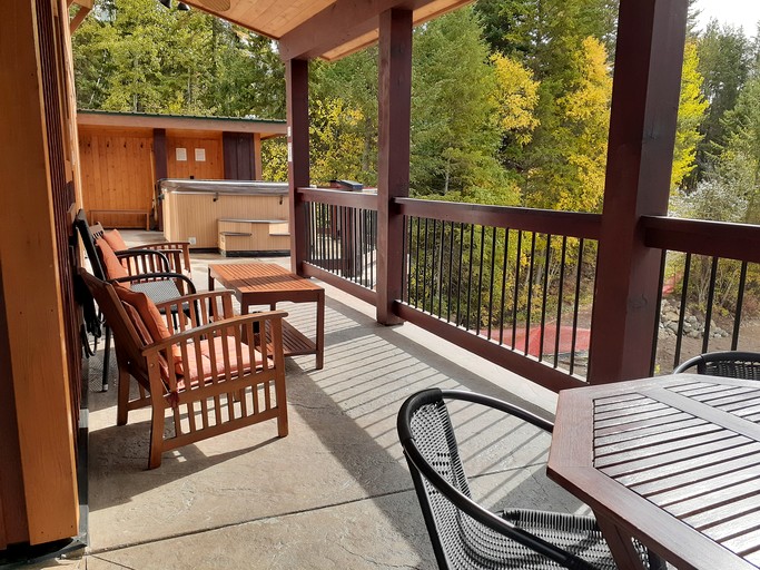 Cabins (Canada, Golden, British Columbia)