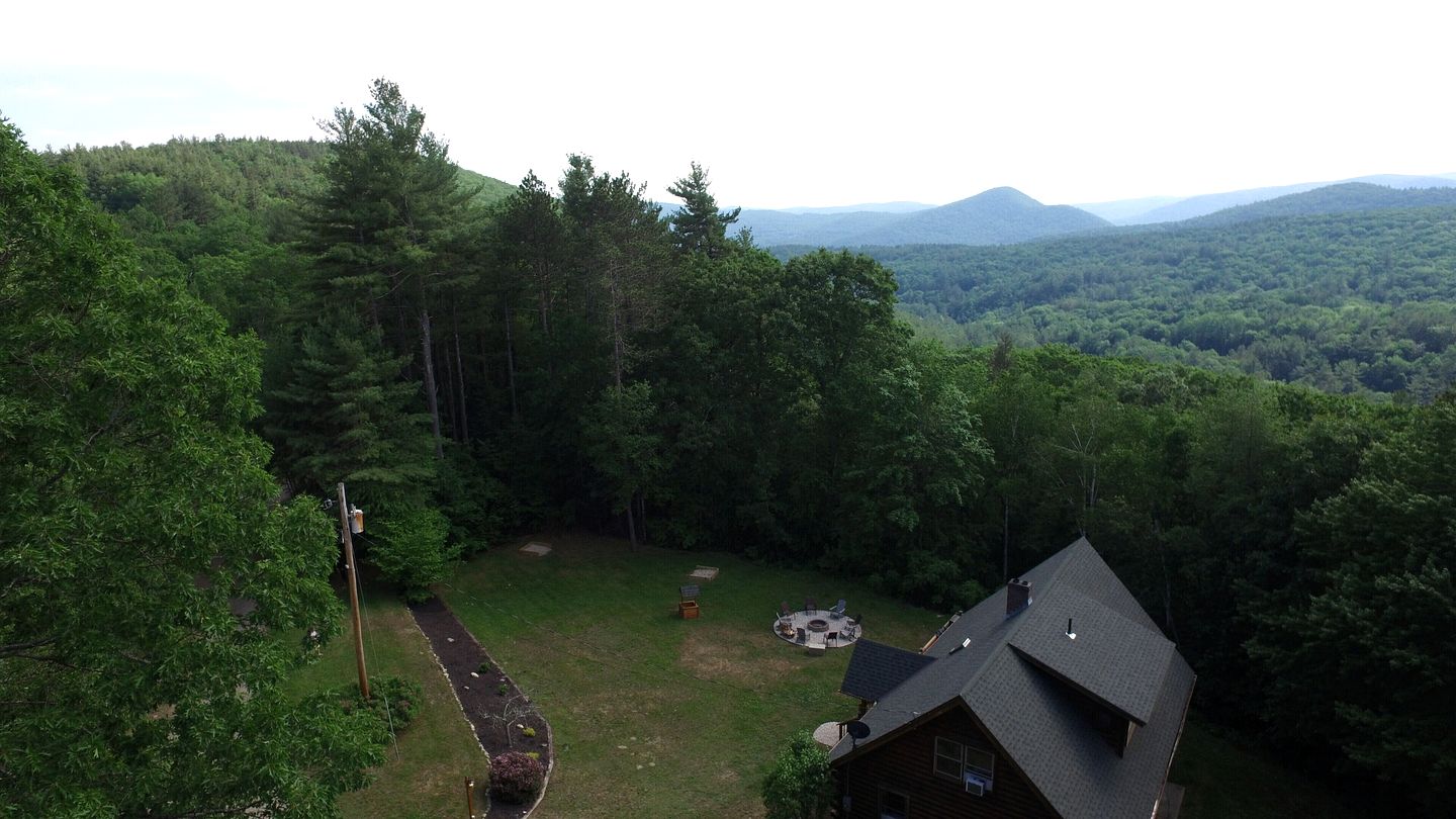 Spacious Log Cabin for a Family Getaway near the Zoar Outdoor Adventure Resort in Massachusetts