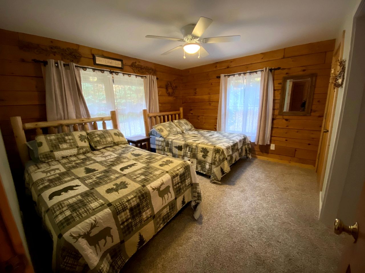 Spacious Log Cabin for a Family Getaway near the Zoar Outdoor Adventure Resort in Massachusetts