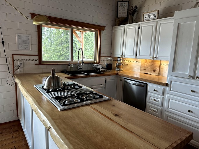 Cabins (Canada, West Redonda Island, British Columbia)