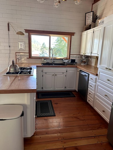 Cabins (Canada, West Redonda Island, British Columbia)