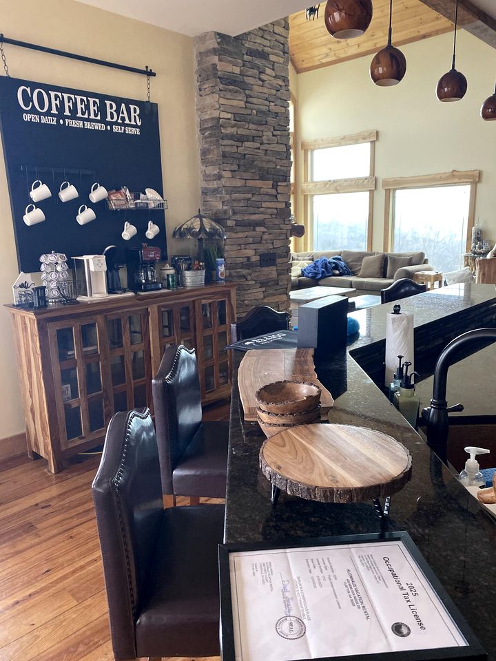 Beautiful, Luxury Cabin with Out-Door Hot Tub near Lake Burton in Northern Georgia