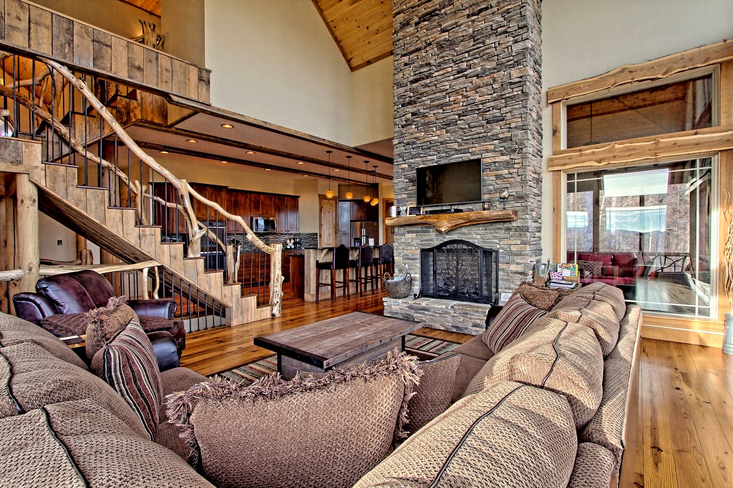 Beautiful, Luxury Cabin with Out-Door Hot Tub near Lake Burton in Northern Georgia