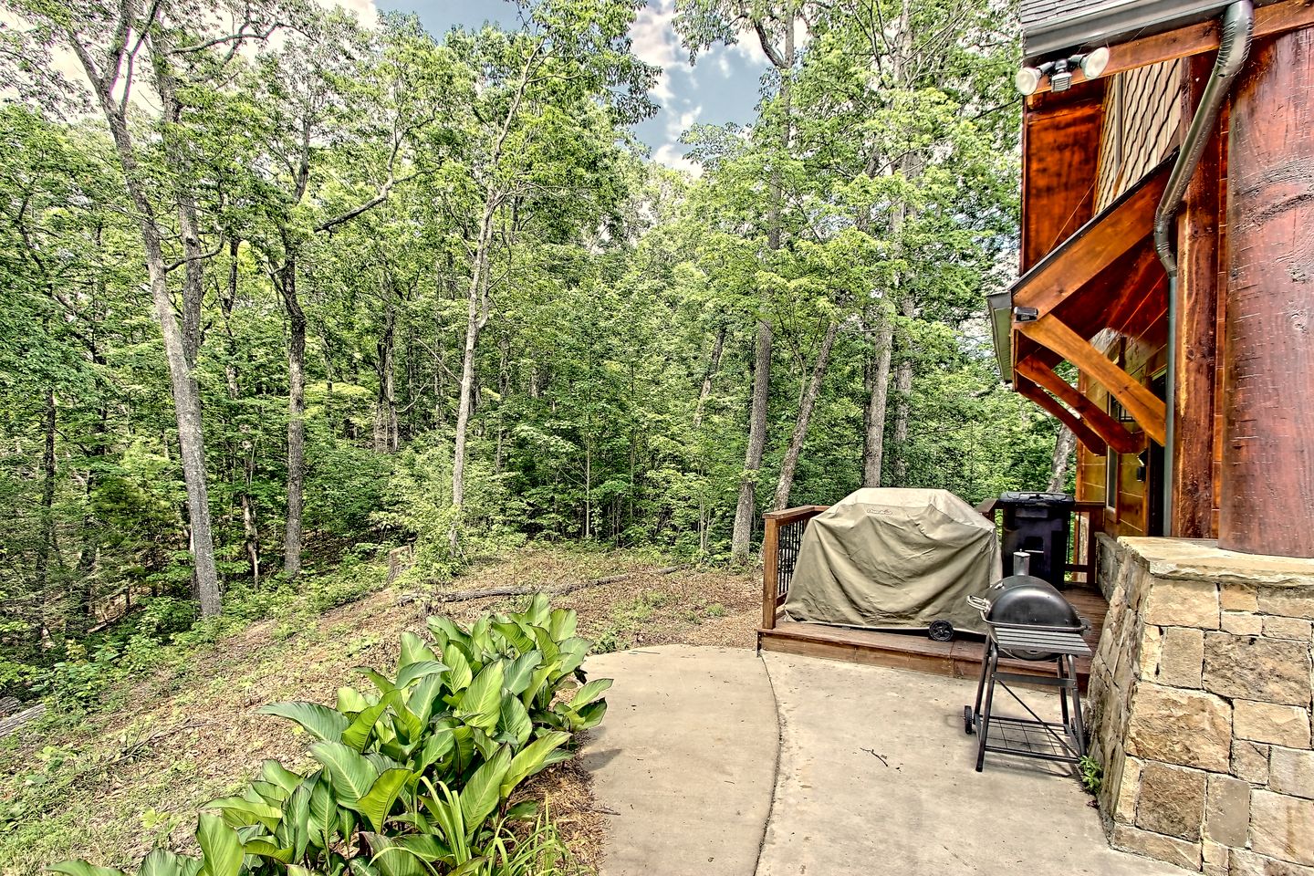 Beautiful, Luxury Cabin with Out-Door Hot Tub near Lake Burton in Northern Georgia