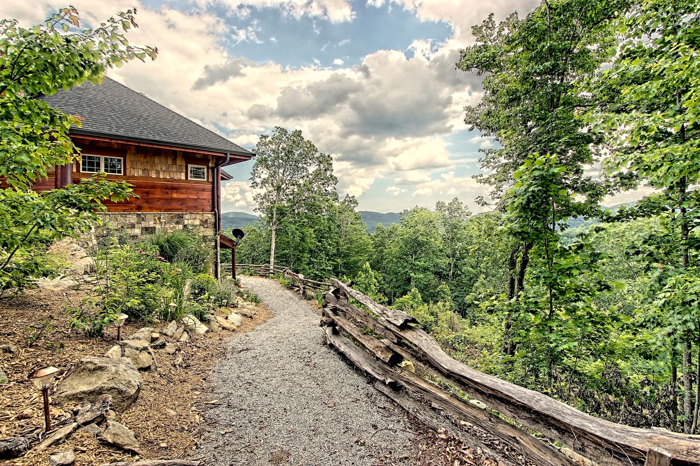 Beautiful, Luxury Cabin with Out-Door Hot Tub near Lake Burton in Northern Georgia
