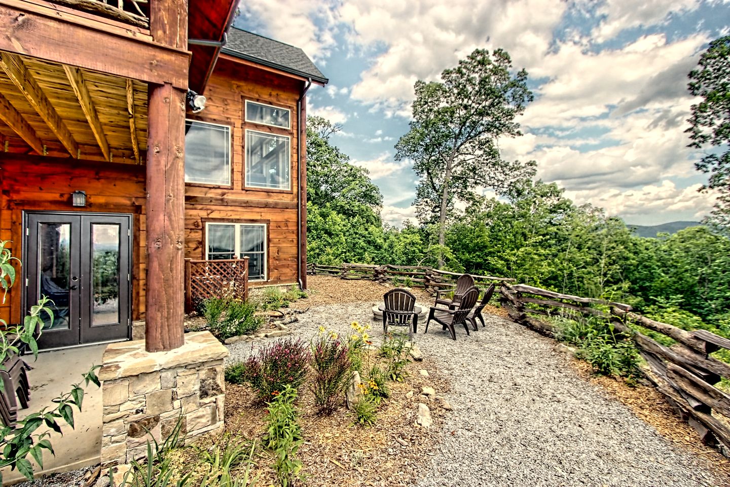 Beautiful, Luxury Cabin with Out-Door Hot Tub near Lake Burton in Northern Georgia