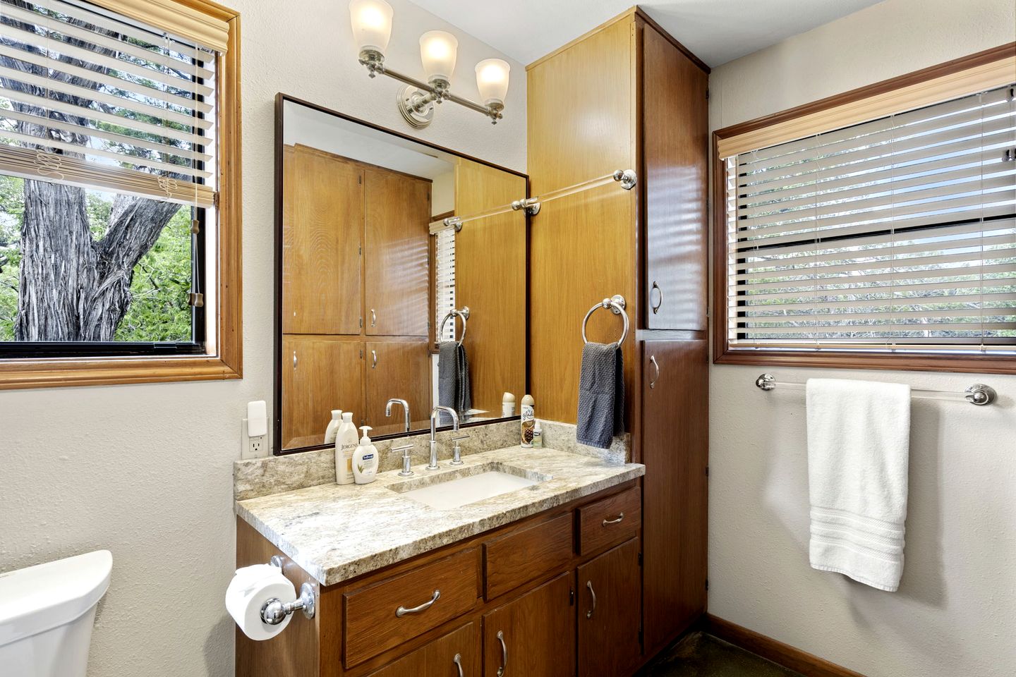 Excellent Riverfront Family Cabin Rental with Hot Tub in Wimberley, Texas