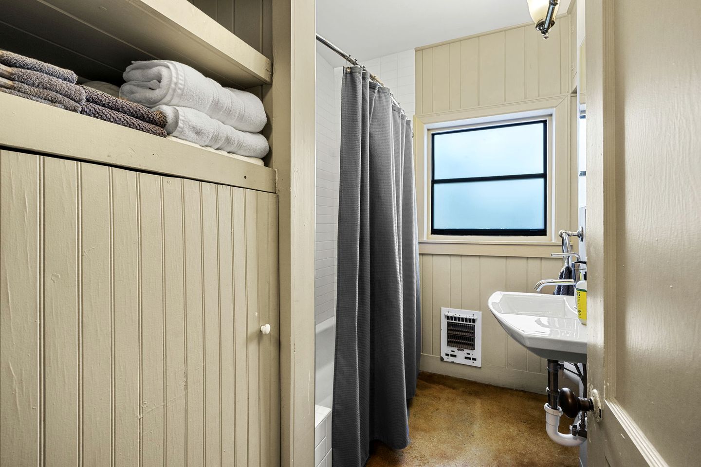 Excellent Riverfront Family Cabin Rental with Hot Tub in Wimberley, Texas