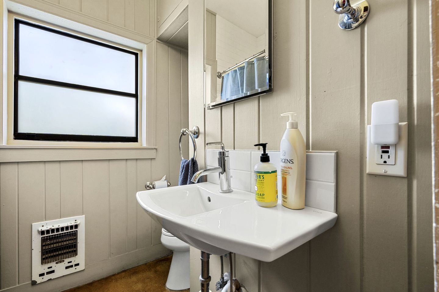 Excellent Riverfront Family Cabin Rental with Hot Tub in Wimberley, Texas