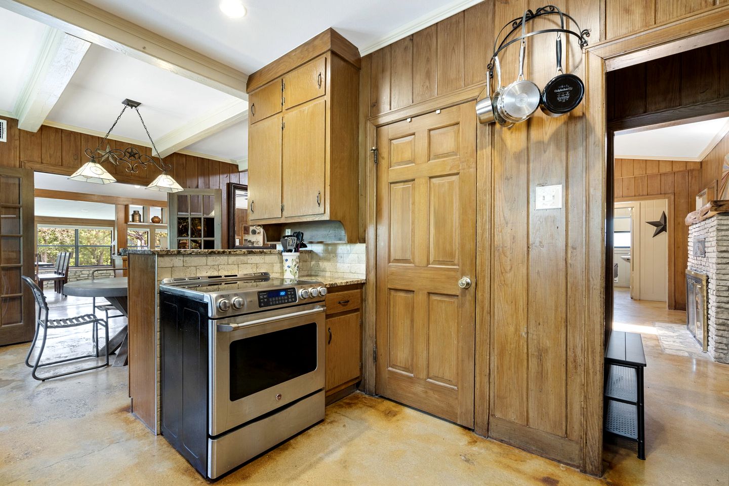 Excellent Riverfront Family Cabin Rental with Hot Tub in Wimberley, Texas