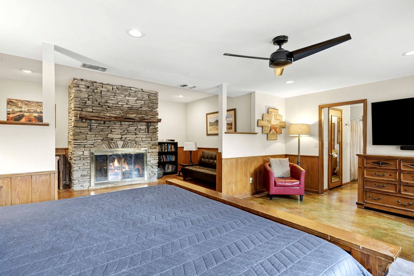 Excellent Riverfront Family Cabin Rental with Hot Tub in Wimberley, Texas