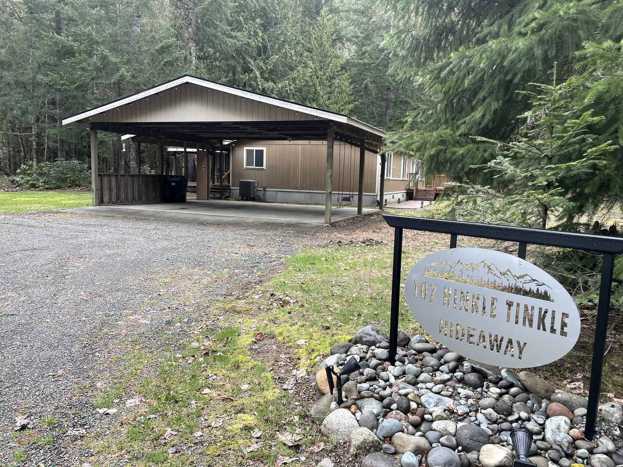 Charming Cabin Rental with Mountain Views in Packwood, Washington