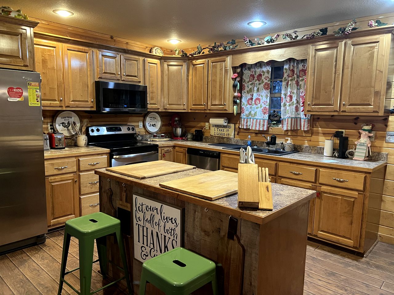 Spacious Camping Cabin Perfect for Families in the Blue Ridge Mountains of Georgia