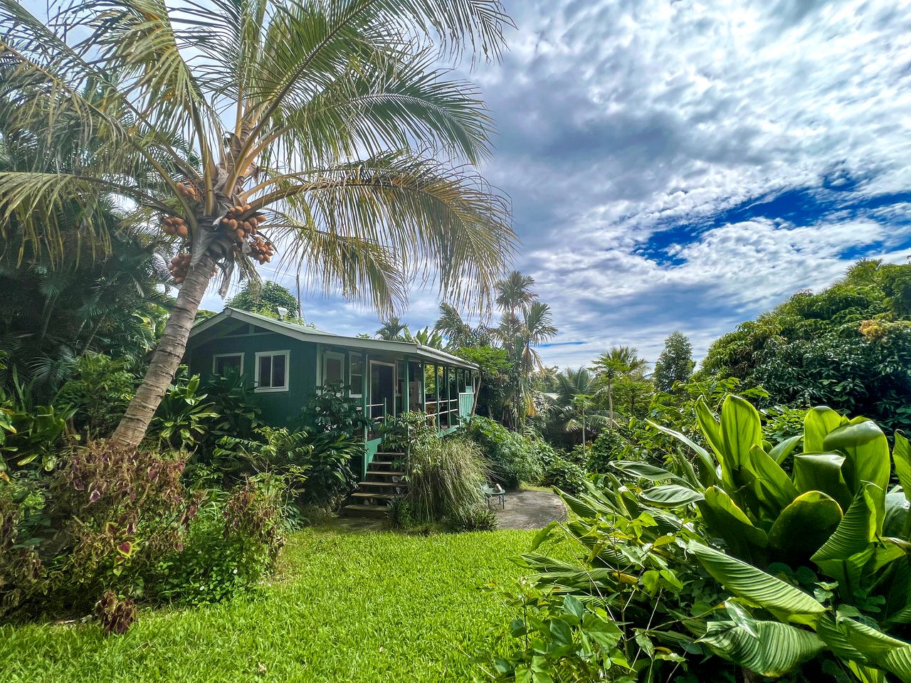 Rustic Cottage Surrounded by Lush Farmlands in Kealakekua Bay, Hawaii