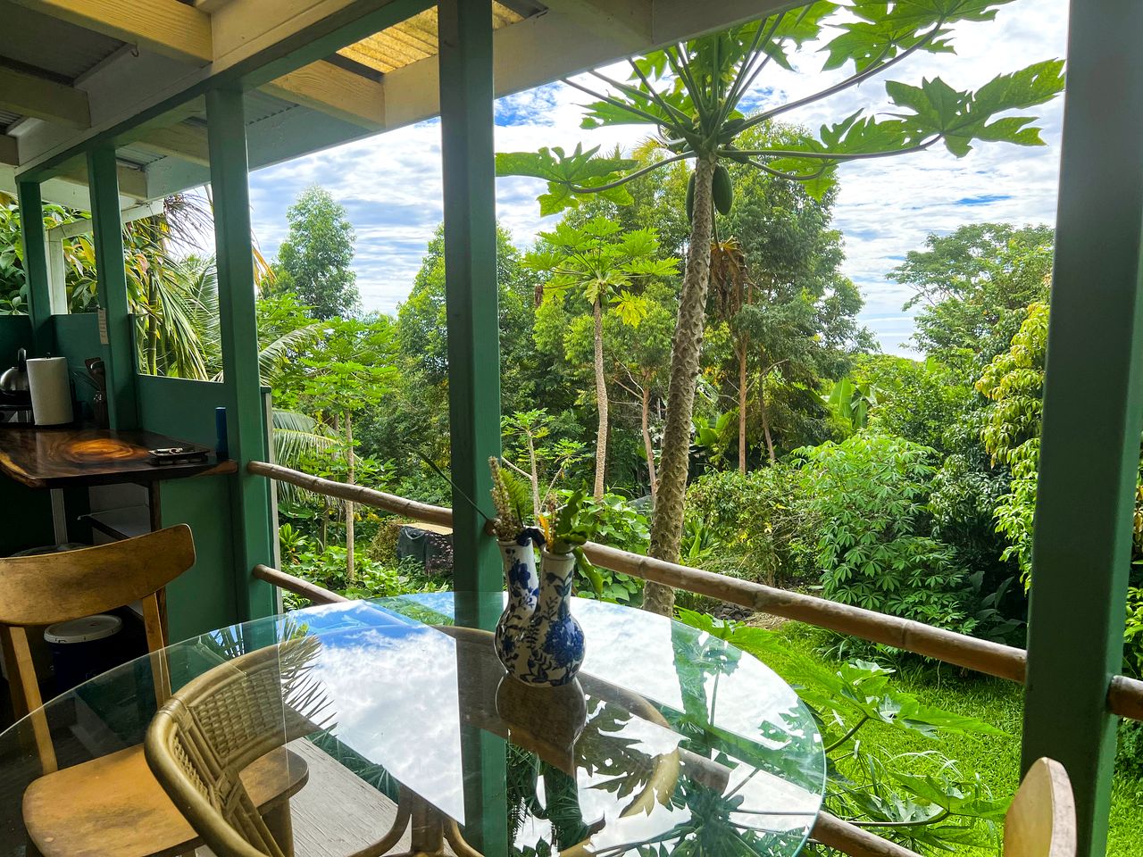 Rustic Cottage Surrounded by Lush Farmlands in Kealakekua Bay, Hawaii