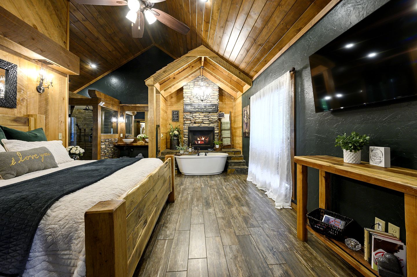 Secluded Cabin with Hot Tub Perfect for a Romantic Getaway in the Ouachita Mountains