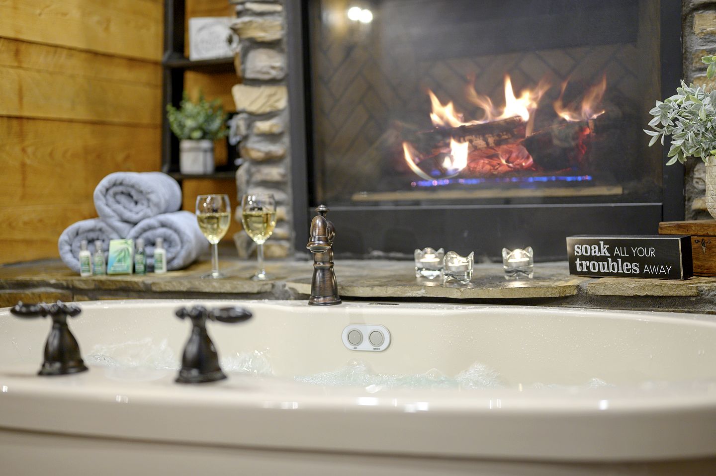 Secluded Cabin with Hot Tub Perfect for a Romantic Getaway in the Ouachita Mountains
