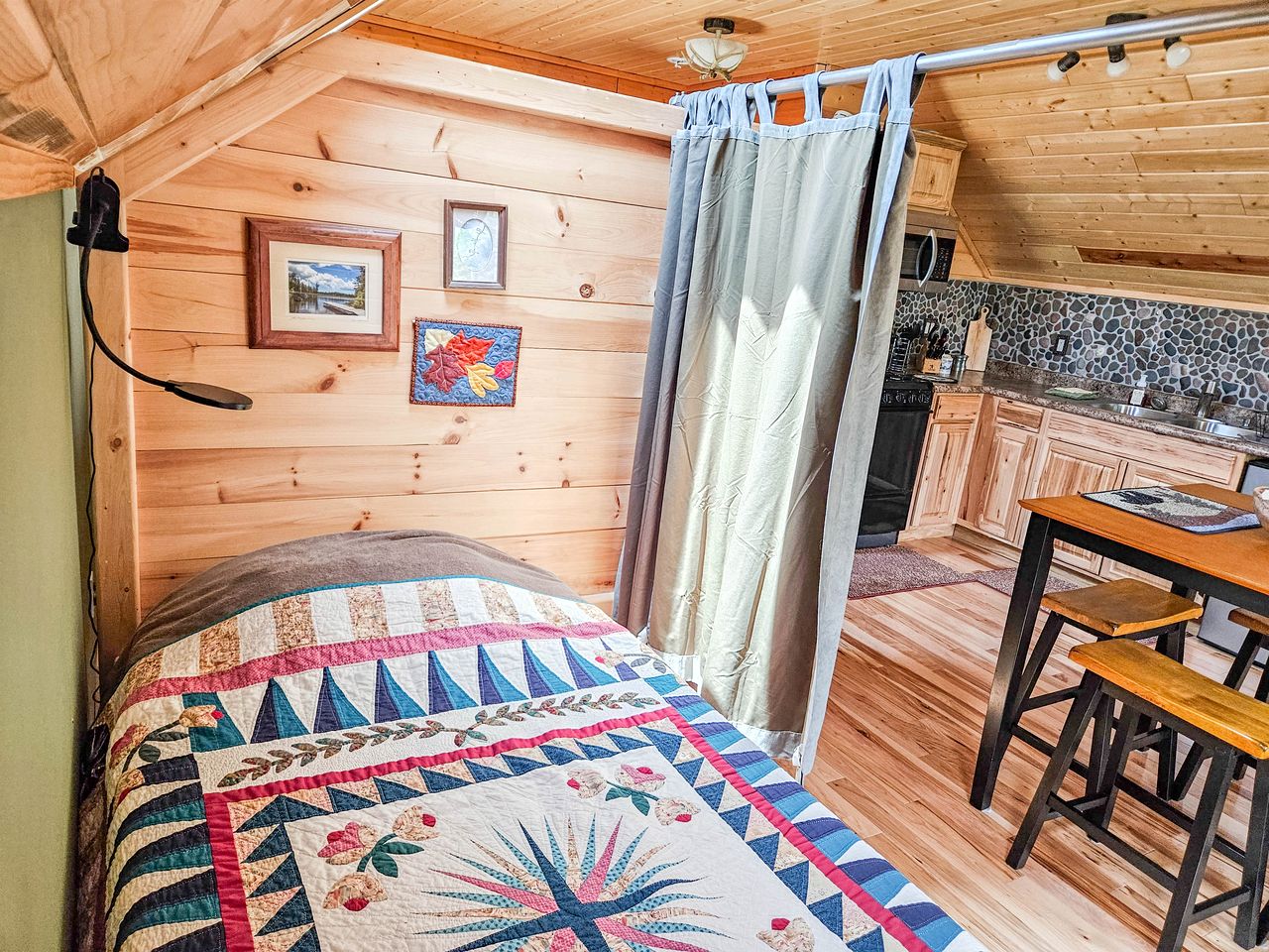 Incredible Guest Suite - Unique Off-Grid Lodging Experience with Sled Dogs in Minnesota
