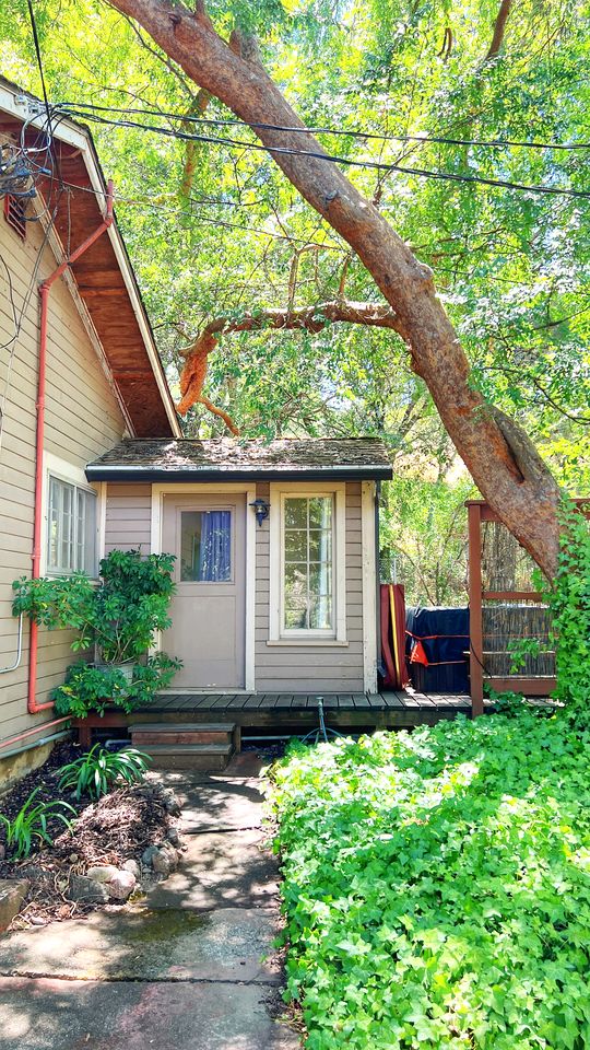 Lovely Cabin Retreat Ideal for Romantic Escape in Geyserville, California