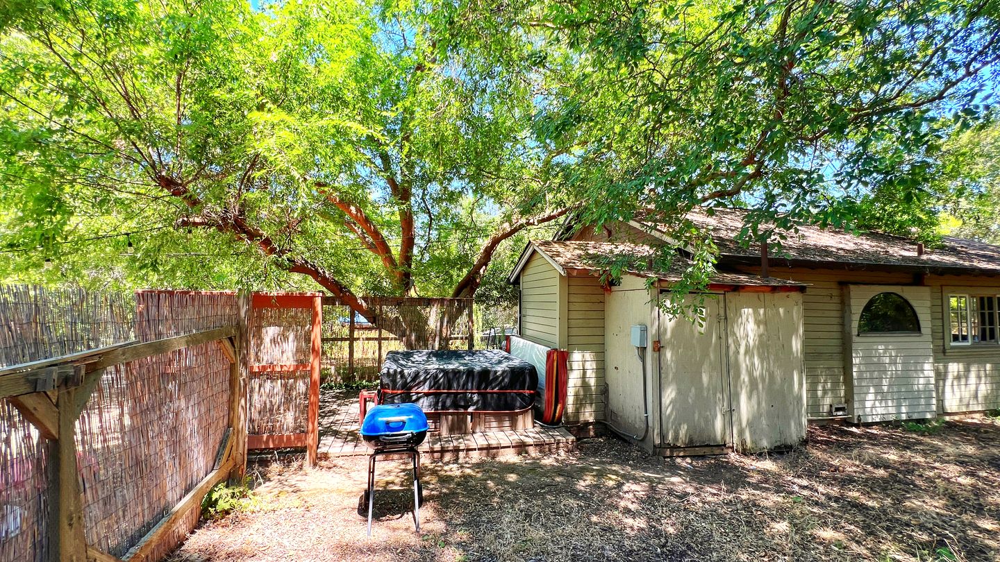 Lovely Cabin Retreat Ideal for Romantic Escape in Geyserville, California