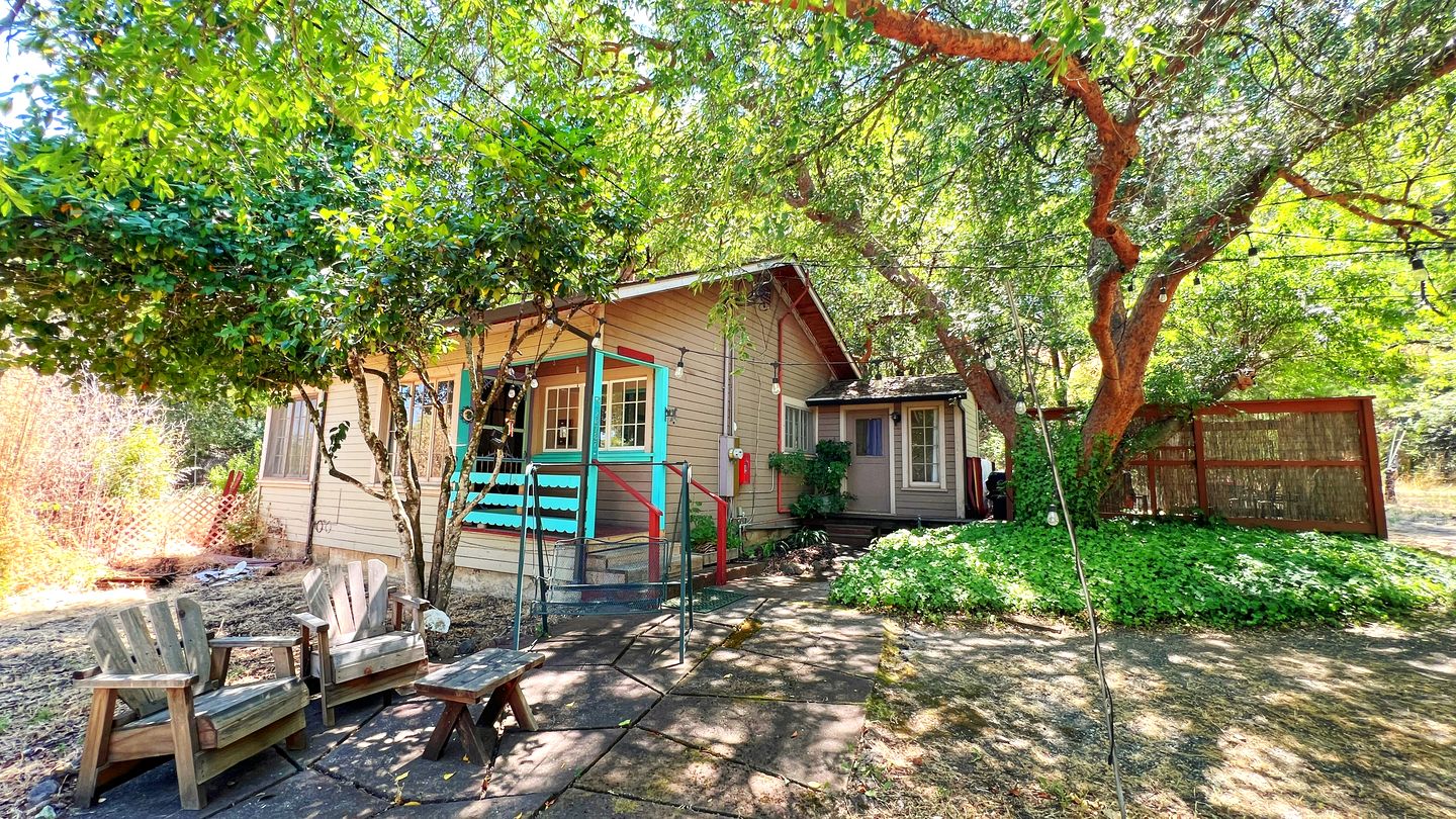 Lovely Cabin Retreat Ideal for Romantic Escape in Geyserville, California