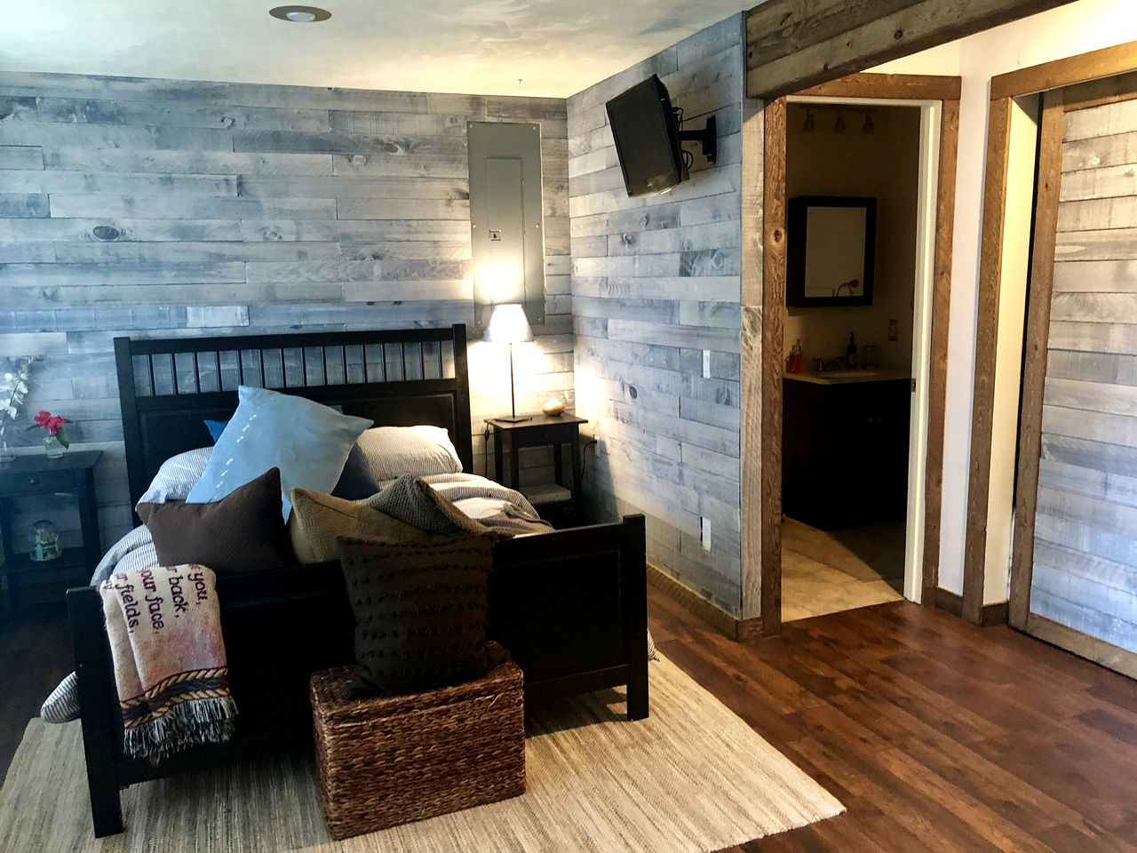 Stylish Lake Cabin with a Sauna and Hot Tub in Bellingham, Washington