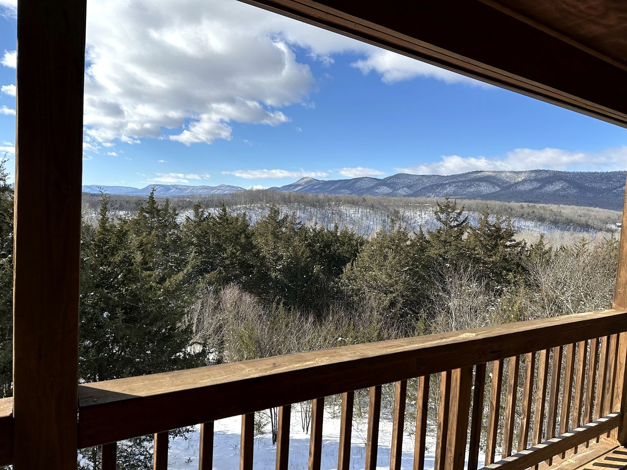 Luxurious Cabin Rental with Stunning Views and a Hot Tub in Shenandoah Valley, Virginia