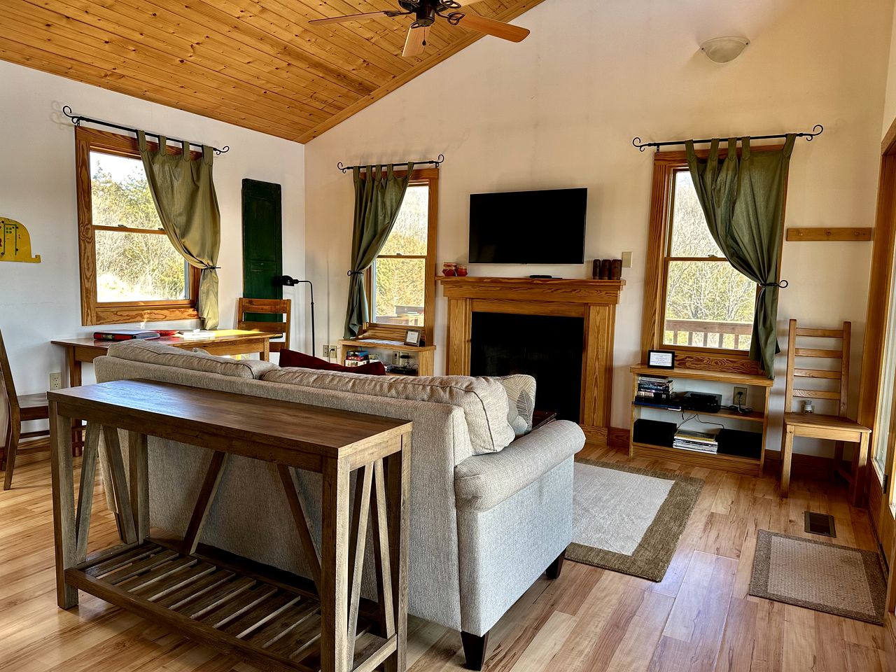 Luxurious Cabin Rental with Stunning Views and a Hot Tub in Shenandoah Valley, Virginia
