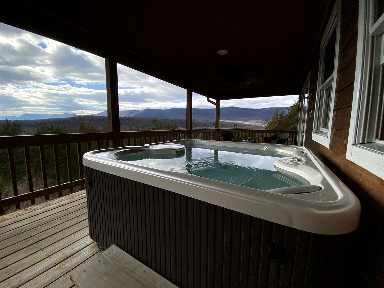 Luxurious Cabin Rental with Stunning Views and a Hot Tub in Shenandoah Valley, Virginia