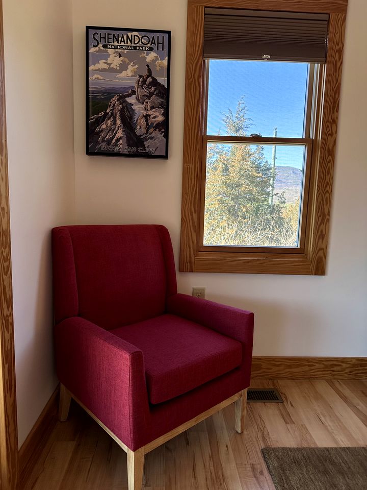 Luxurious Cabin Rental with Stunning Views and a Hot Tub in Shenandoah Valley, Virginia