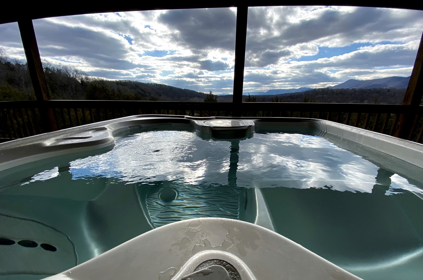 Luxurious Cabin Rental with Stunning Views and a Hot Tub in Shenandoah Valley, Virginia