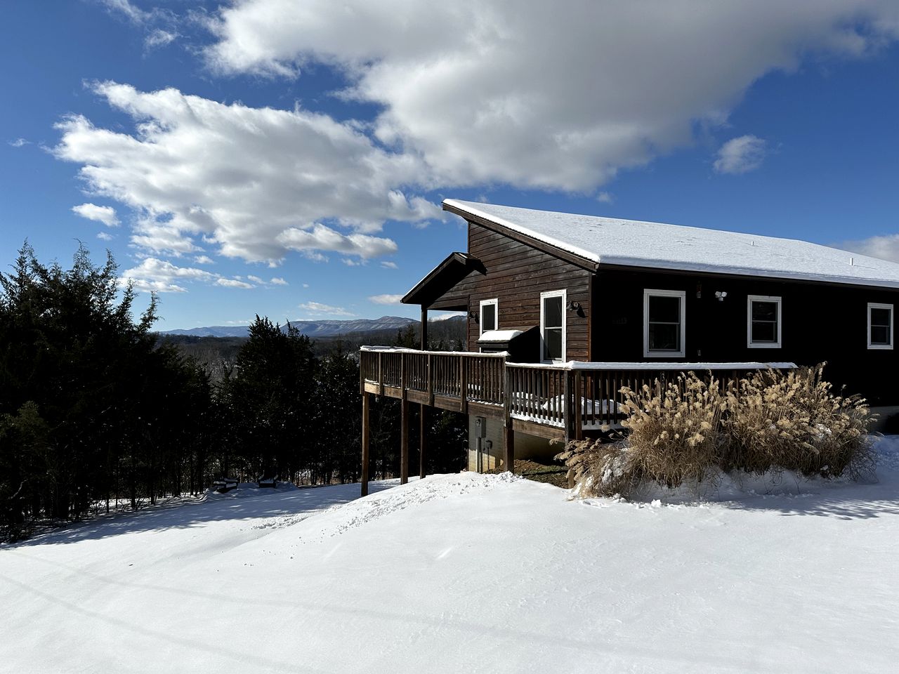 Luxurious Cabin Rental with Stunning Views and a Hot Tub in Shenandoah Valley, Virginia