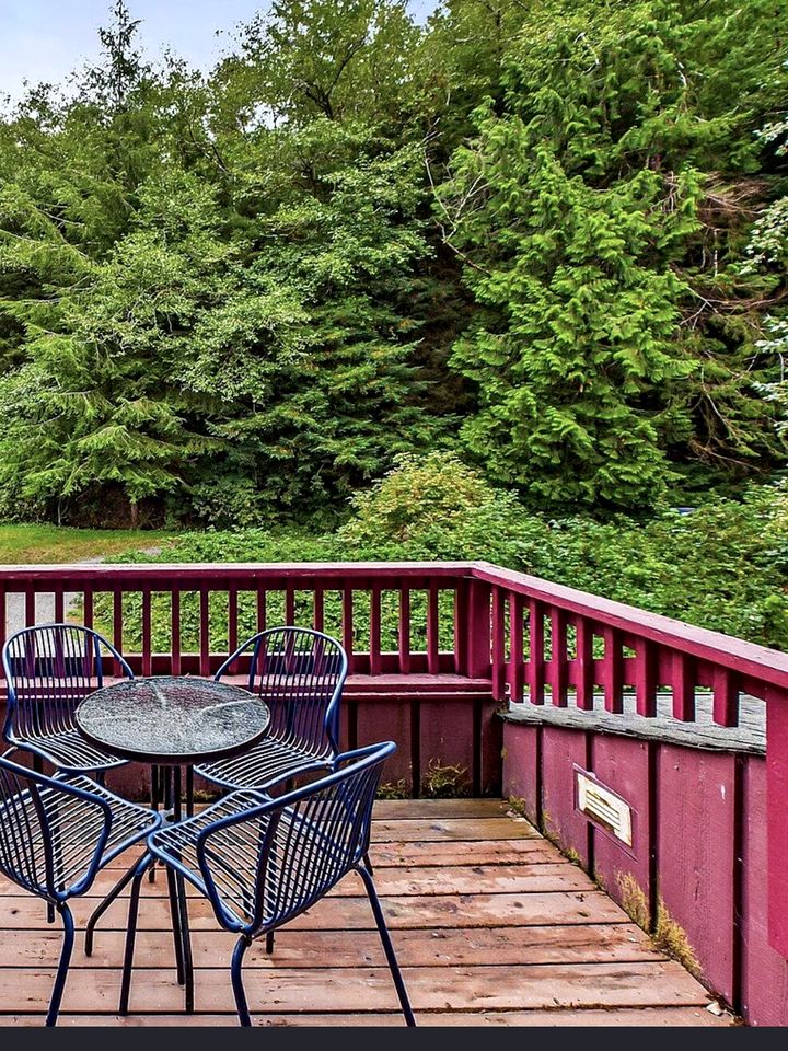 Upscale Farmhouse Cabin Encircled by Redwoods, Northern California