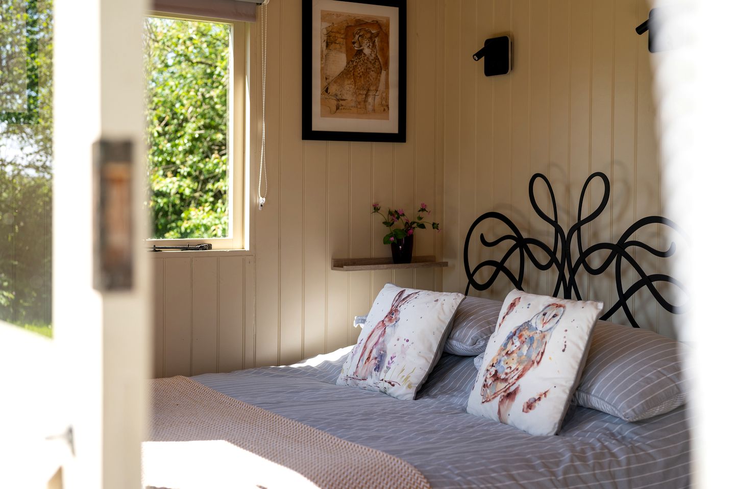 Charming Tiny House Rental with a Hot Tub in Cornwall, England