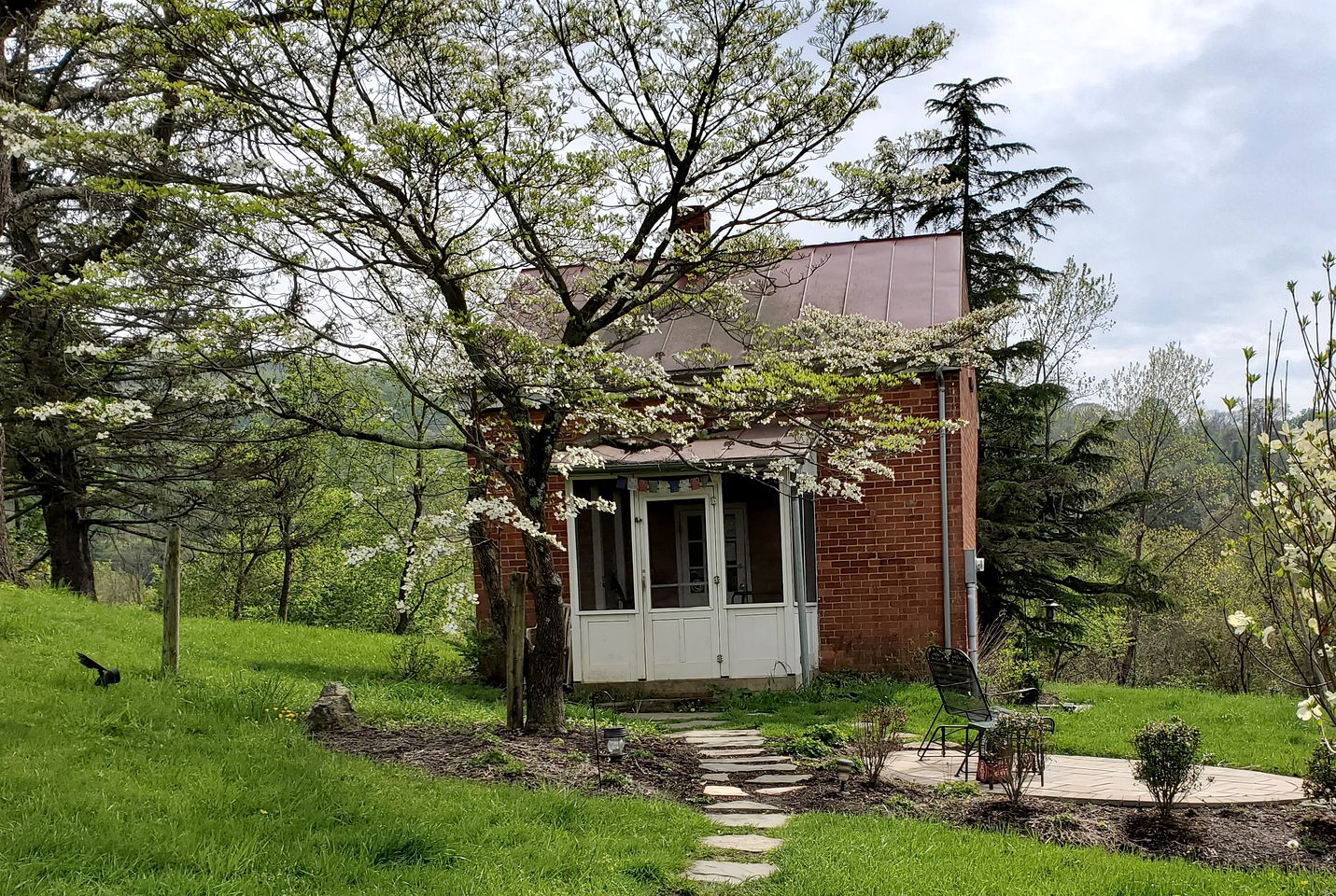 Charming Cottage Rental next to Appalachian Trail in Front Royal, Virginia