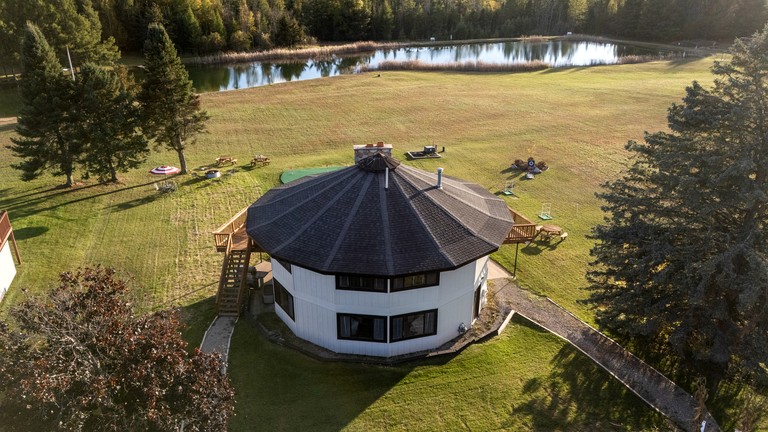 Cabins (United States of America, Boyne Falls, Michigan)