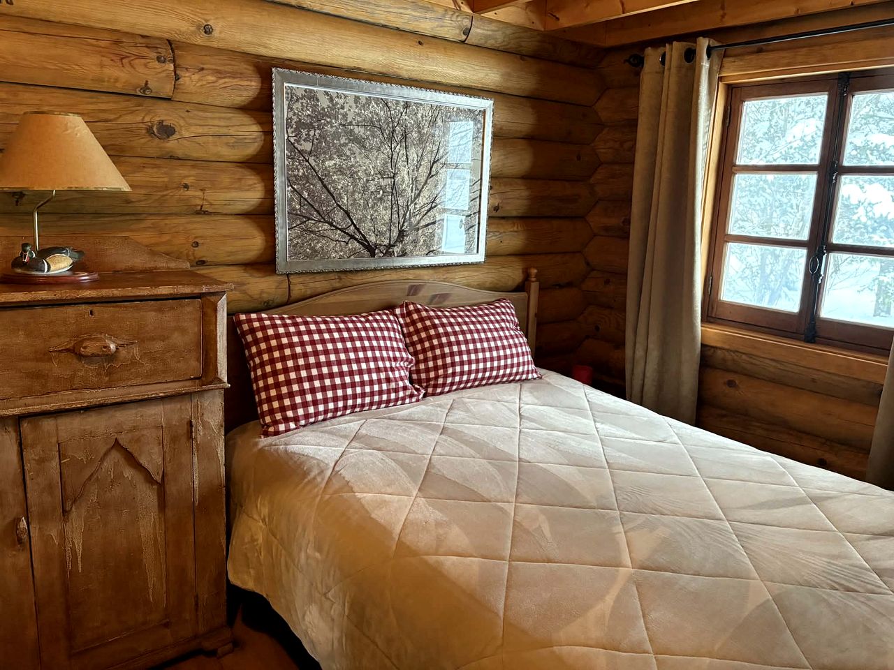 Waterfront Family Log Cabin Rental between Ottawa, Ontario and Montreal, Québec